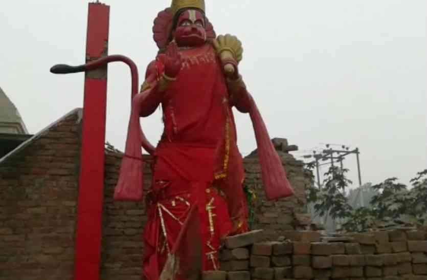 Hanuman statue हनुमान की प्रतिमा हटाने के विरोध में ग्राणीण, जेसीबी चालकों ने भी खड़े किए हाथ