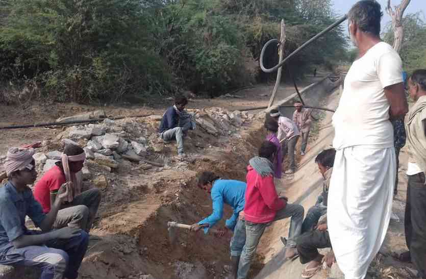 Narmada miner माइनर पर घटिया निर्माण को लेकर विरोध