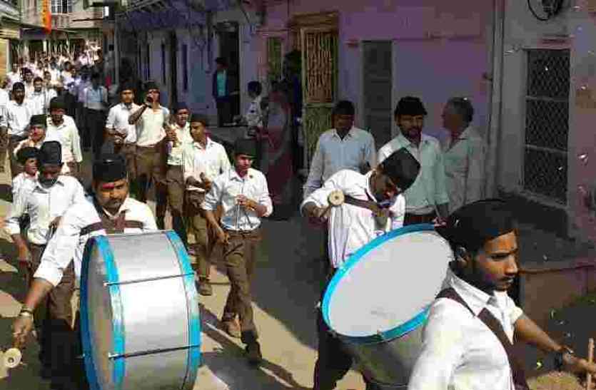 Pratapgarh महुडिय़ा में निकला पथ संचलन