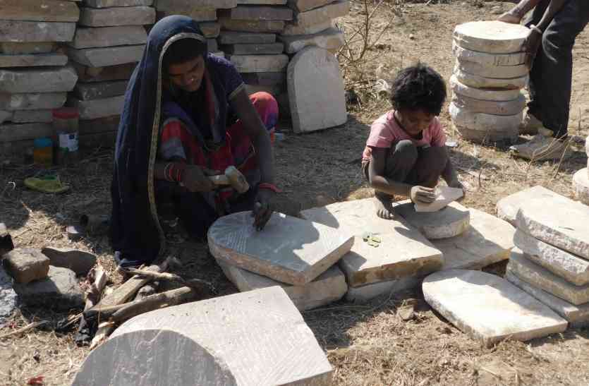 she Breaking stone for fight for hunger वह तोड़ती पत्थर...तब बच्चों को मिलता है खाना पेटभर