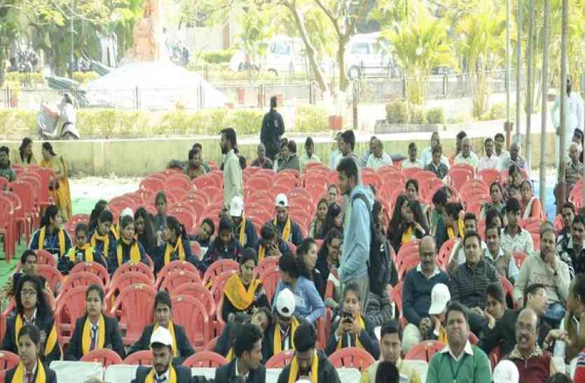 patrika भोजन के बाद पंडाल से गायब हो गए कर्मचारी, शो हुआ फ्लॉप
