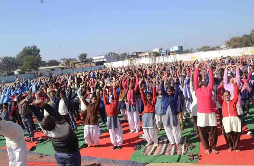 When the sky touches together hundreds of hands जब आसमान को छूने लगे एक साथ सैकड़ो हाथ