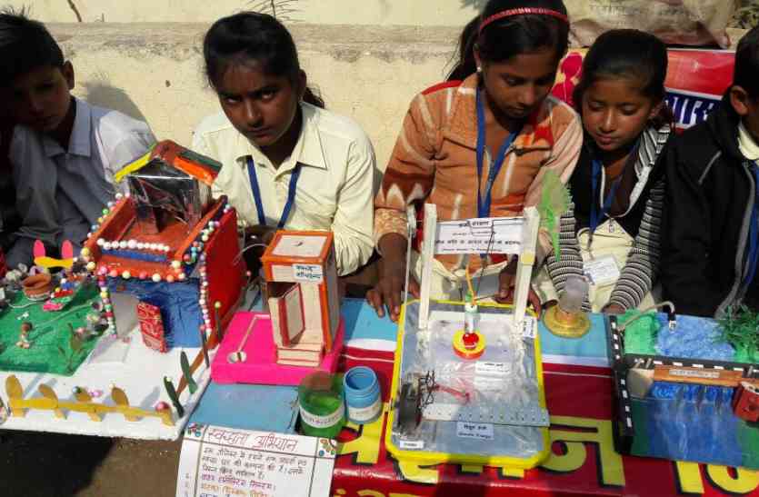 Students created science model विद्यार्थियों के मॉडल देख निर्णायक भी रह गए दंग