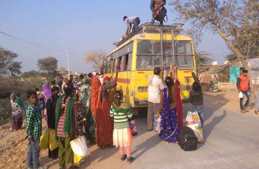 Sitting on the roof of the bus Adult was suddenly caught and died बस की छत पर बैठा था प्रौढ़, अचानक बिजली की केबिल गले में उलझी और हो गई मौत