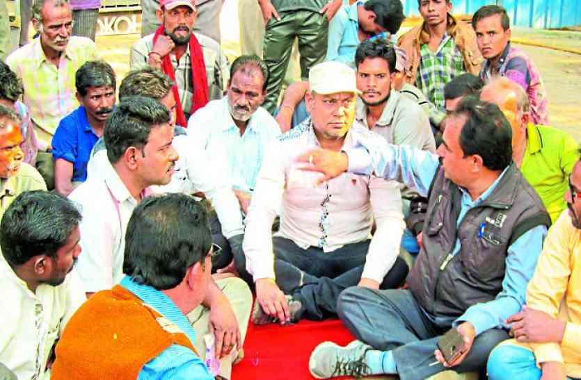 patrika निगम अधिकारी से कहा, साहब यहां बैठकर देखो, कितनी बदबू है ? फिर करना जीरो वेस्ट की बात