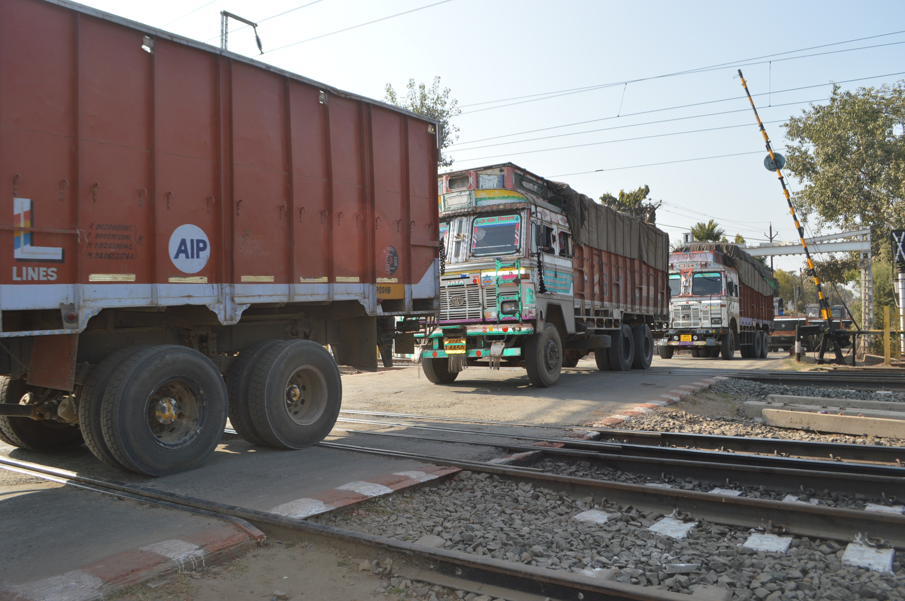Railway gate from 16 to 21 will be closed अब रेलवे लाइन पार नहीं कर पाएंगे भारी वाहन, रेलवे विभाग ने किया गेट बंद