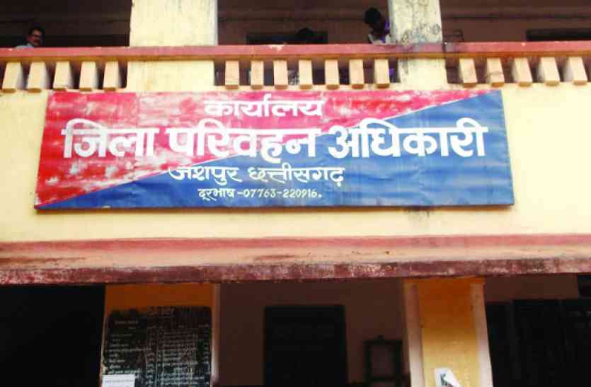 jashpur nagar वाहन फैला रहे हैं प्रदूषण, विभाग अब तक एक भी नहीं खोल सका जांच केंद्र