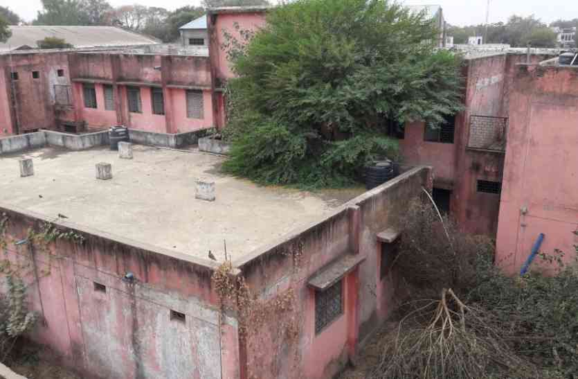 sheopur, hostel news, sheopur news hindi, mp news चार साल में नहीं खुला गल्र्स हॉस्टल, बदहाल हो रहा 80 लाख का भवन