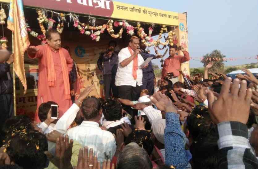 Welcome to the rainy season of Ekatu Yatra एकात्म यात्रा का पुष्प वर्षा से किया स्वागत
