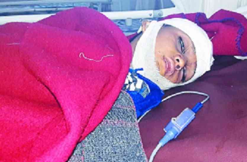 हत्या VIDEO: पत्नी-बेटे पर धारदार हथियार से वार, पत्नी की मौत लोरवाड़ा ग्राम पंचायत के बंधा गांव की घटना