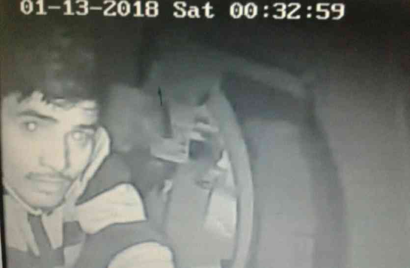crime छत से आया चोर, कैमरे टेढ़े किए, ताला तोड़ा और नकदी चुराकर भागा