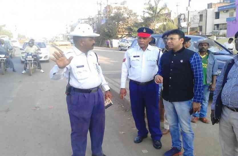 patrika Breaking : शहर के तीन प्रमुख चौक से गुजरने वाले राहगीरों को गुलाब का फूल थमाएगी पुलिस, आखिर क्यों यहां पढ़े