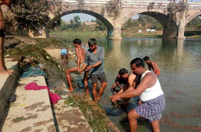 Bundeli Sena clean Mandakini river in Chitrakoot UP hindi news नजीर: कड़ाके की ठण्ड में कुछ इस तरह नदी में उतरे युवा, ये है बड़ी वजह