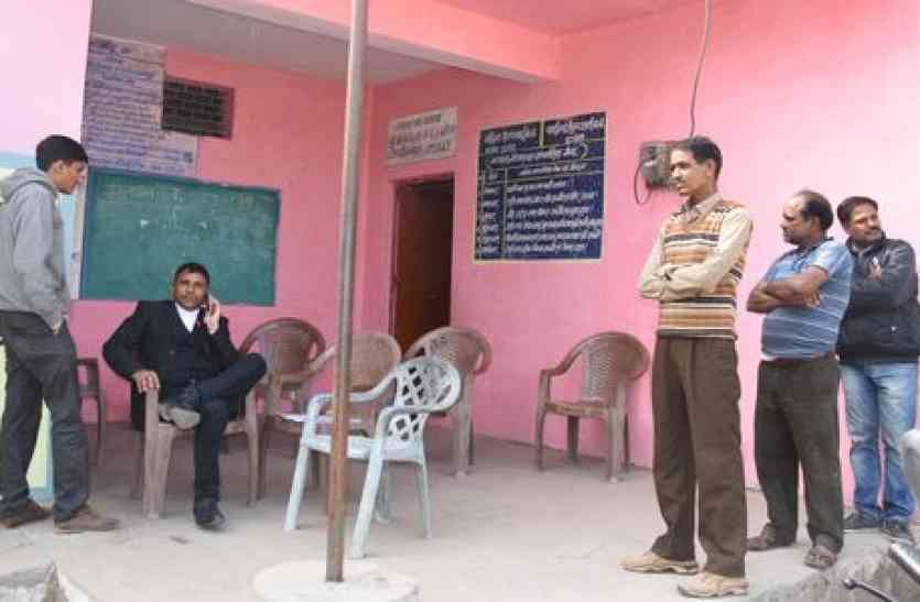 patrika स्कूलों में एेसा मिल रहा है मध्याह्न भोजन, इस स्कूल में पहुंचा खाना कैसे खाएं बच्चे