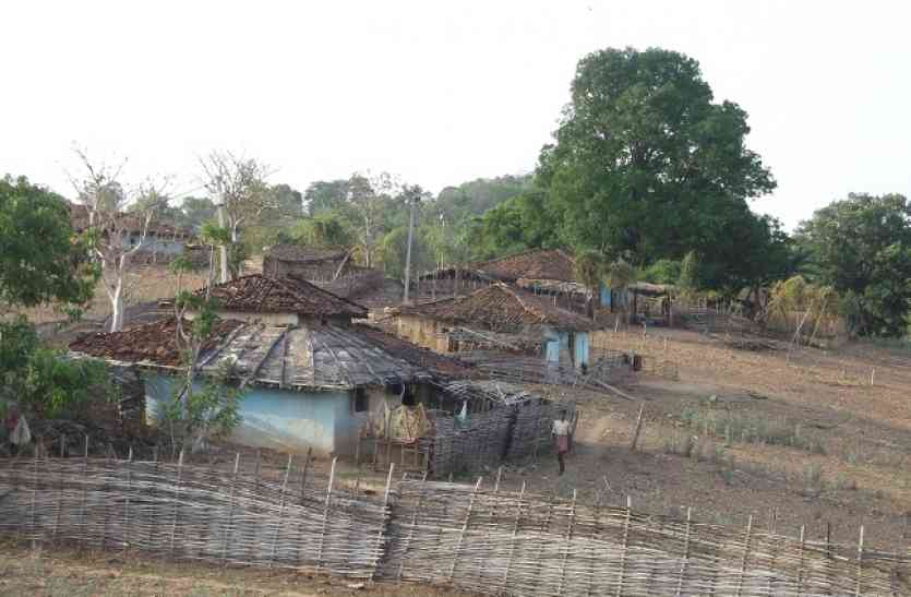balaghat news वर्षों से अंधेरे में कट रही ग्रामीणों की रात