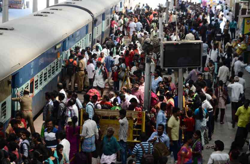 Passengers traveling on railway stations to go home on Pongal पोंगल पर घर जाने के लिए रेलवे स्टेशनों पर उमड़े यात्री