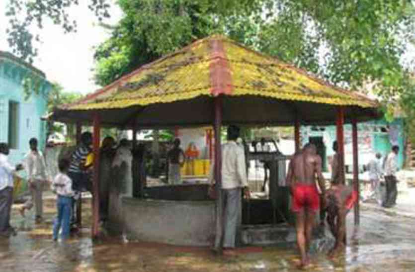 Miracle Well in Bharatkoop Chitrakoot UP hindi news इस चमत्कारी कुएं में स्नान करने से दूर होते हैं असाध्य रोग, मिलता है सारे तीर्थों का फल