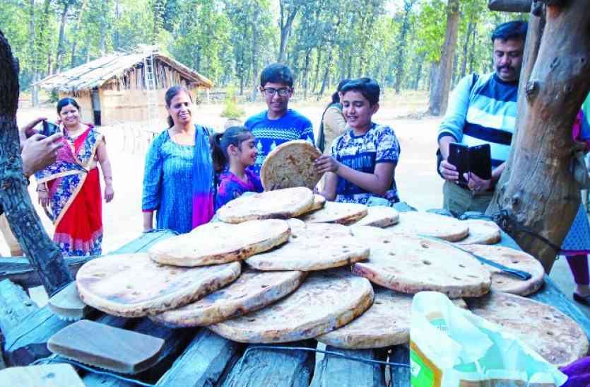 world big roti in sidhi madhya pradesh दुनिया में अभी तक नहीं देखी गई होंगी इस तरह की रोटी, दंग रह जायेंगे आप इस रोटी को देखकर