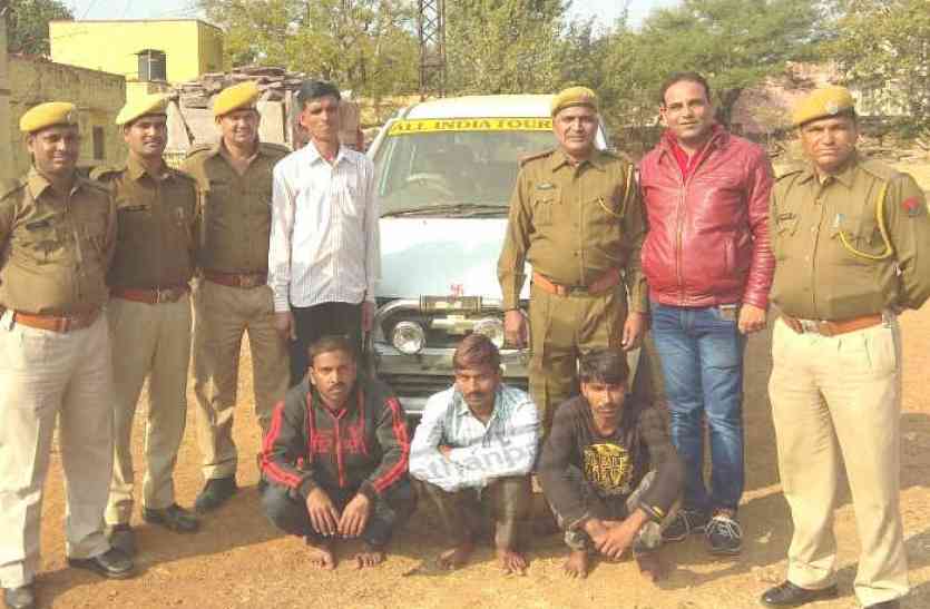 Bhilwara, bhilwara news, Vehicle Robbery gang exposed in bhilwara, Latest news in bhilwara, Bhilwara News in hindi, Hindi News in bhilwara, Latest hindi news in bhilwara कोटा में डॉक्टर के घर डकैती और एक अन्य की हत्या की मंशा से लूटी थी टवेरा