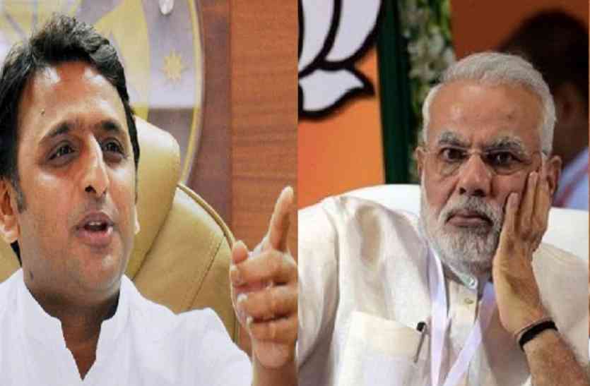 Akhilesh and Narendra Modi लोकसभा चुनाव से पहले बिगड़ा बीजेपी का समीकरण, सपा ने इन नेताओं को पार्टी में किया शामिल