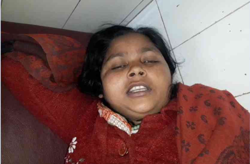 Aapna Dal woman अपना दल की महिला जिला अध्यक्ष को मार मार कर किया अधमरा
