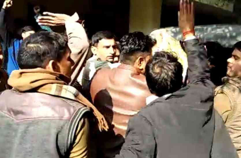 baghpat बागपत कोर्ट में लव जिहाद के नाम पर हिंदू युवा वाहिनी ने की तीन युवकों की धुनाई, देखें वीडियो-