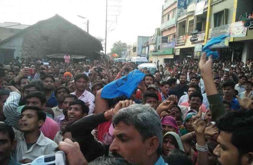 Nabai activists hoisted black flags in front of CM नबआं कार्यकर्ताओं ने सीएम के सामने लहराए काले झंडे, 11 को किया गिरफ्तार