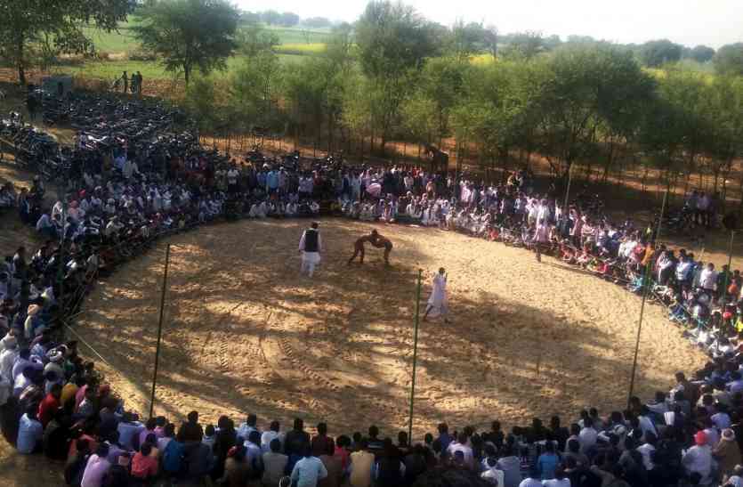 कुश्ती दंगल कुश्ती दंगल में पहलवानों ने की जोर-आजमाइश