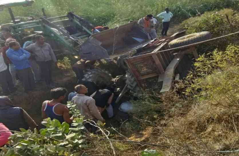 man dead खाई में गिरी ट्रैक्टर-ट्राली,भाई की मौत,बहन और बुआ इस हाल में पहुंची अस्पताल
