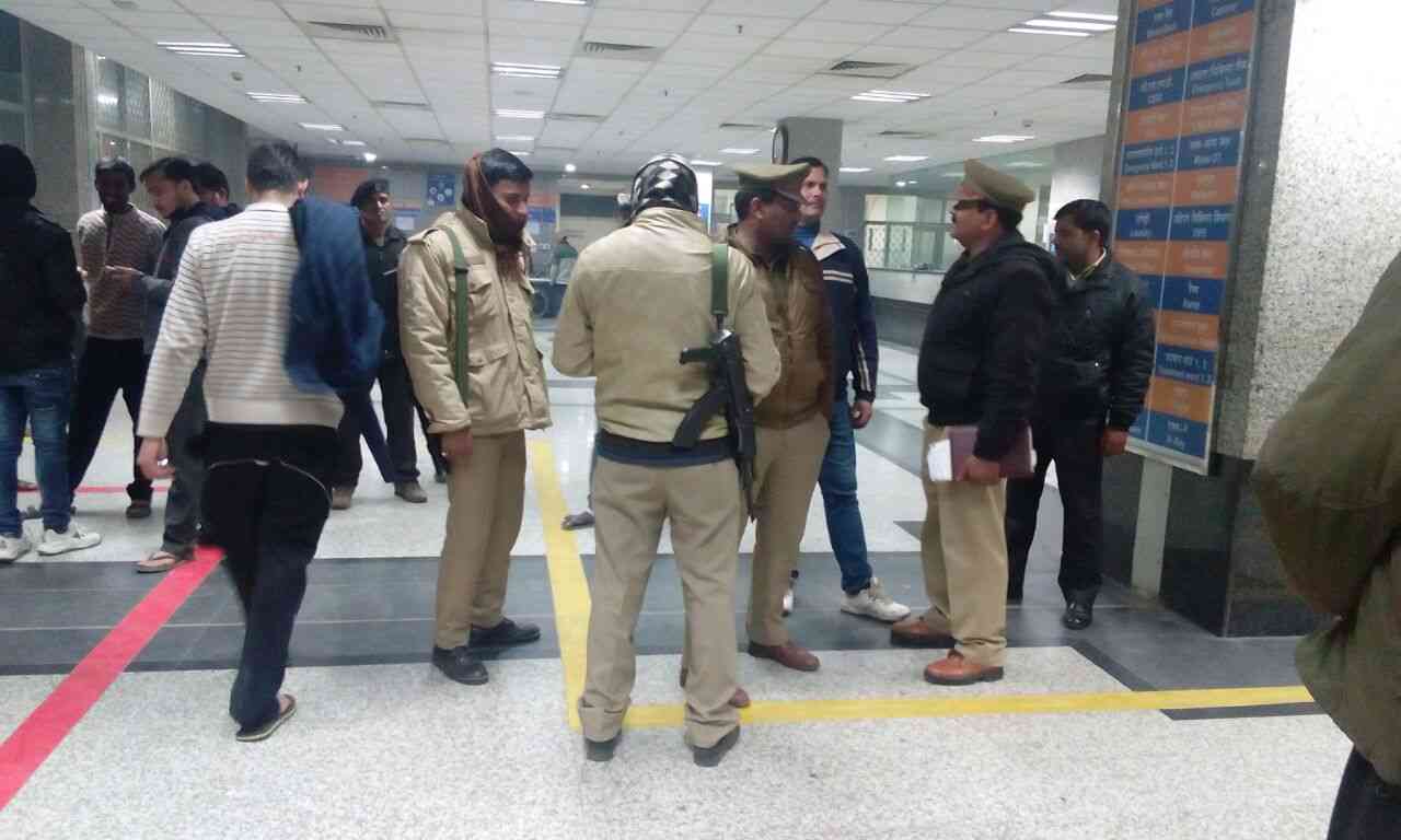 बीएचयू बवाल के बाद ट्रामा सेंटर में घायल मरीजों की रक्षा में पुलिस