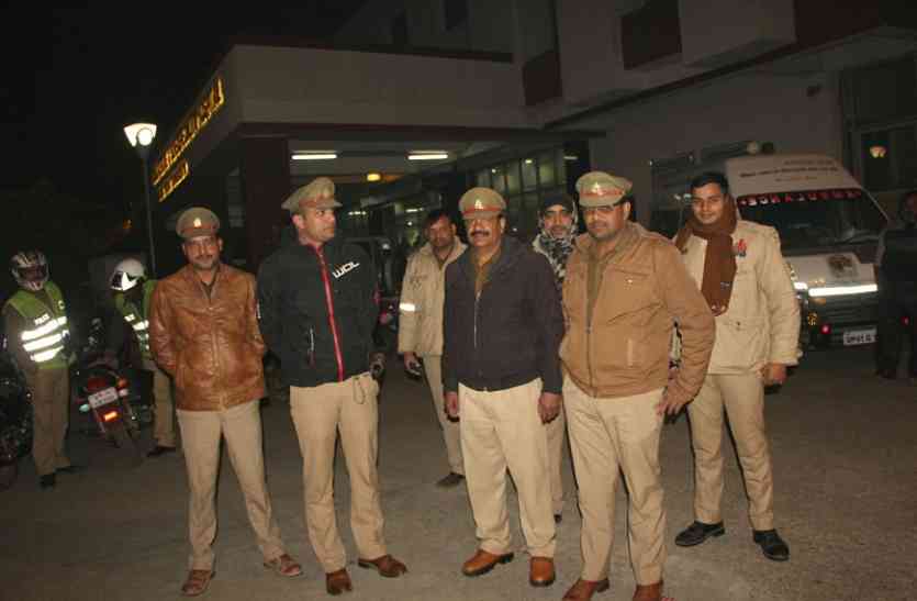 बीएचयू बवाल के बाद ट्रामा सेंटर में घायल मरीजों की रक्षा में पुलिस BHU : रणक्षेत्र में तब्दील हो गई महामना की कर्मभूमि, आए दिन होता है फसाद