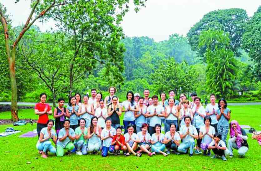yoga शहर की टीचर ने विदेशियों को सिखाया योग, अब सैकड़ों की संख्या में शिष्य, वे भी देेने लगे दूसरों को ट्रेनिंग