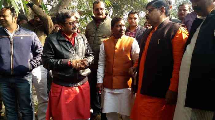 जनप्रतिनिधियों से मुखातिब मंत्री नीलकंठ तिवारी