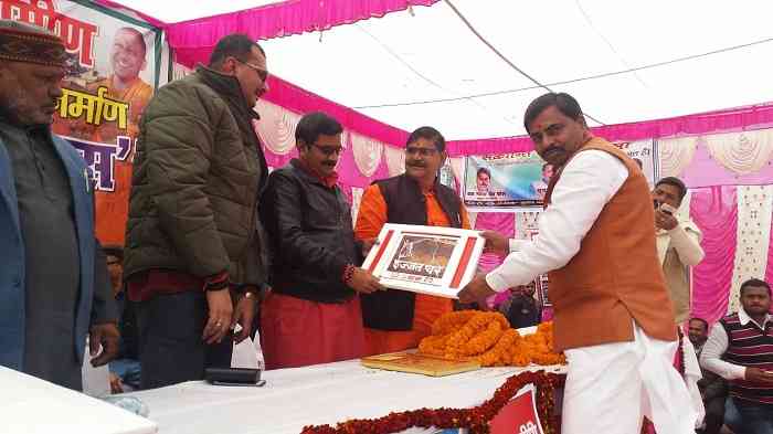 स्मृति चिह्न वितरित करते राज्य मंत्री नीलकंठ तिवारी