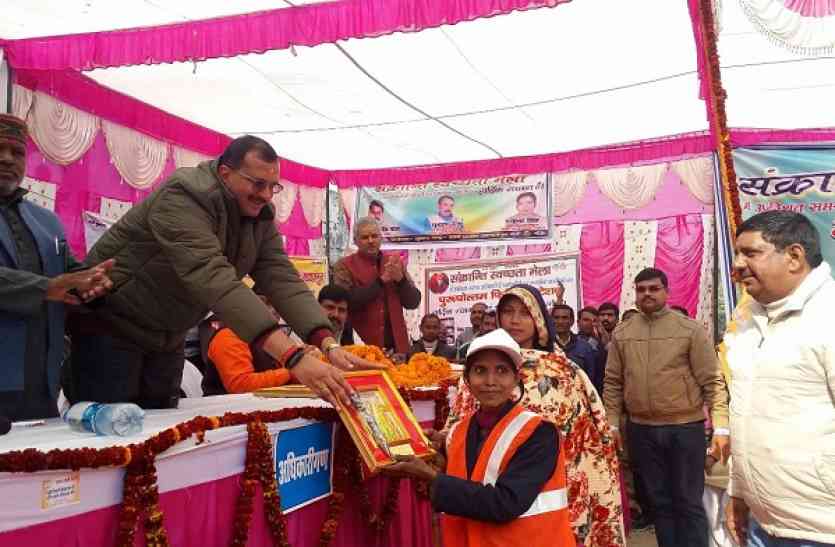 स्वच्छता प्रमाण पत्र बांटते कमिश्नर नितिन रमेश गोकर्ण CM योगी के मंत्री के बोले, स्वच्छता से खत्म हो जाती हैं तमाम बीमारियां