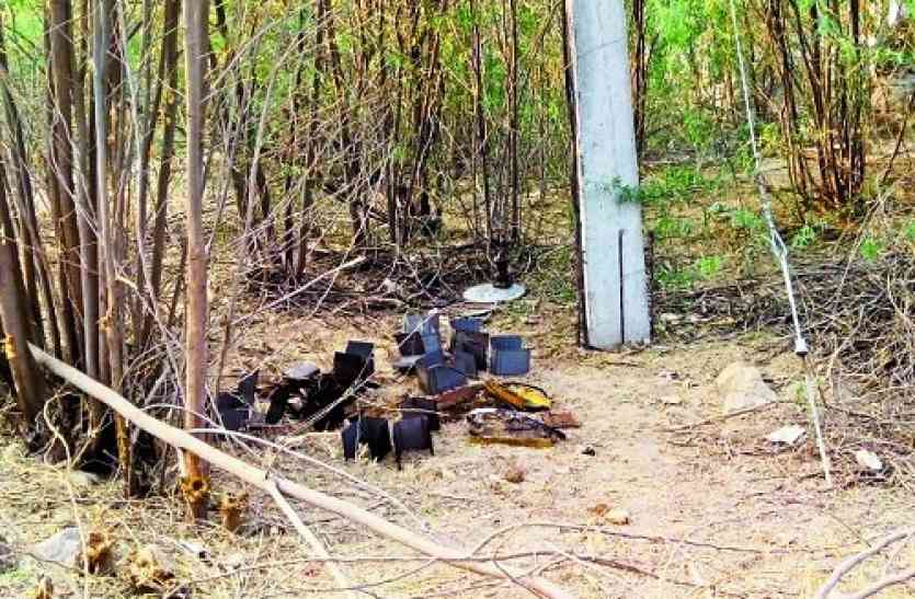 patrika ट्रांसफार्मर चोरी के बाद बिजली आपूर्ति ठप