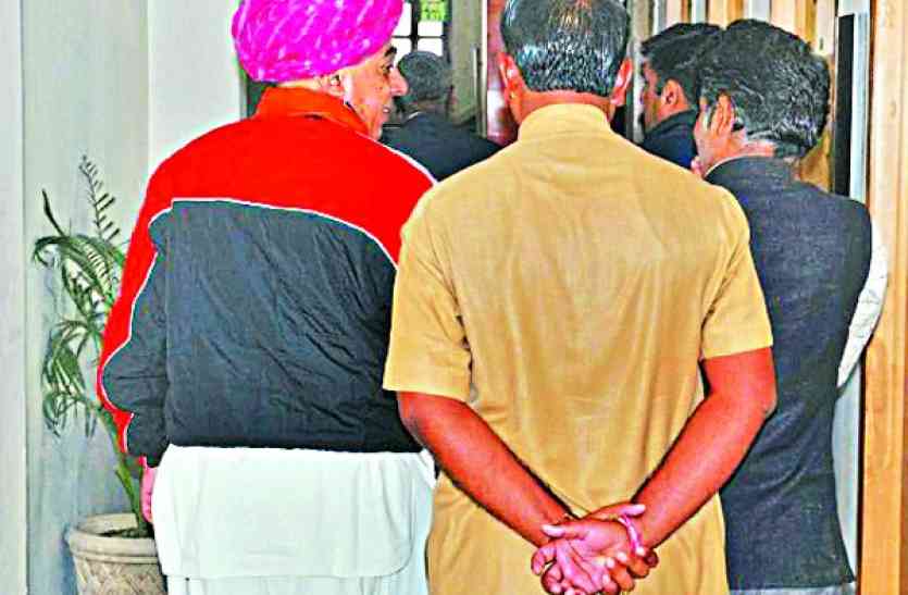 State Presidents meeting,left in the middle,MLA Manvendra Singh प्रदेशाध्यक्ष की बैठक बीच में ही छोड़ चले गए विधायक मानवेन्द्रसिंह,आखिर ऐसा क्यों? जानिए पूरी खबर