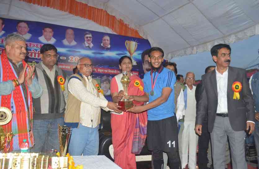 Football फुटबाल गोल्ड कप का मदन महाराज भोपाल बना सिरमौर