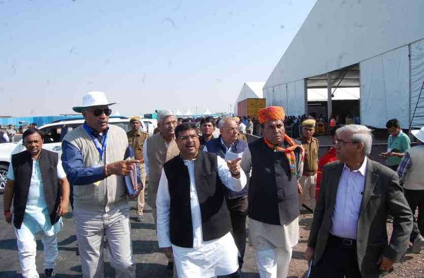 बालोतरा.रिफाइनरी कार्यशुभारंभ स्थल पर पीएम के रूट का अवलोकन करते पेट्रोलियम मंत्री। वे चाय पर बुलाएं तो समझाऊंगा कि कांग्रेस ने कैसे किया धोखा,किसने कहा, पढि़ए पूरा समाचार