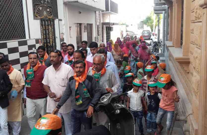 प्रधानमंत्री कार्यक्रम में भाग लेने का निमंत्रण घर-घर बांटे पीले चावल, पीएम की सभा में आने का दिया न्योता