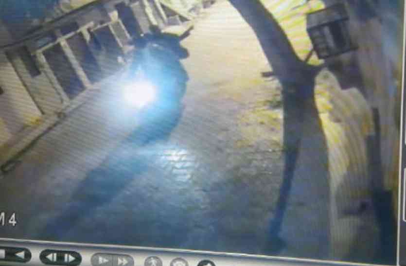 theft आवास विकास कॉलोनी में चोरों का आतंक, दो घरों के तोड़े ताले