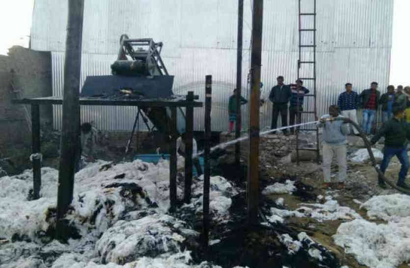 Bhilwara, bhilwara news, Fire in cotton factory in bhilwara, Latest news in bhilwara, Bhilwara News in hindi, Hindi News in bhilwara, Latest hindi news in bhilwara कपास फैक्ट्री में लगी आग, चिंगारी से पास के बाड़े में रखा सूखा चारा जला