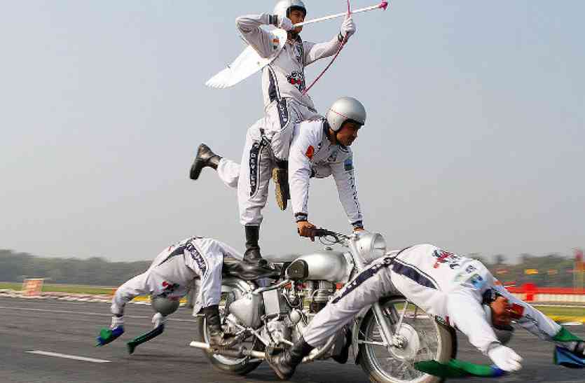 Daredevils adventure live in jabalpur Daredevils bike stunts डेयरडेविल्स का हैरतअंगेज कारनामा, धड़कनें रोकने वाला था हर नजारा- देखें वीडियो