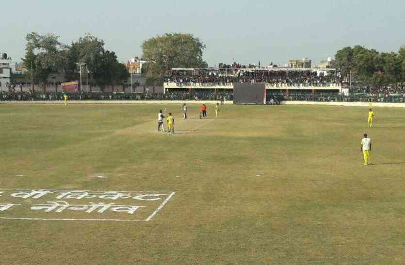 Interstate Cricket Tournament Raja Yadavendra Singh Stadium chhatarpur Cricket: रीवा को तीन विकेट से हराकर नोएडा ने जीता फाइनल