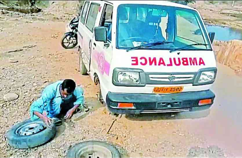 falasiya ambulance news जनजाति क्षेत्र में जननी-शिशु सुरक्षा योजना की हकीकत: रास्ते में फटा 104 एंबुलेंस का टायर, गर्भवती को बाइक पर अस्पताल ले गए परिजन