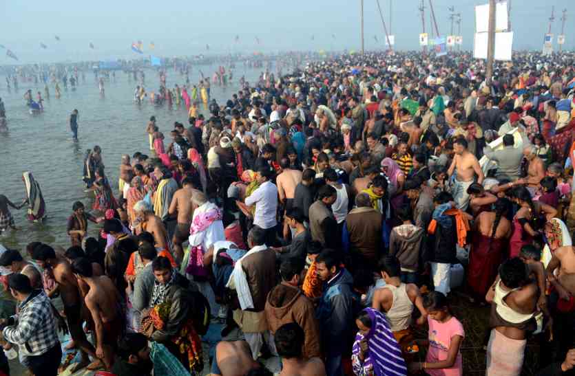 Sangam Snan on Makar Sankanti Magh Mela 2018: मकर संक्रांति पर 75 लाख से ज्यादा श्रद्धालुओं ने लगाई संगम में आस्था की डूबकी