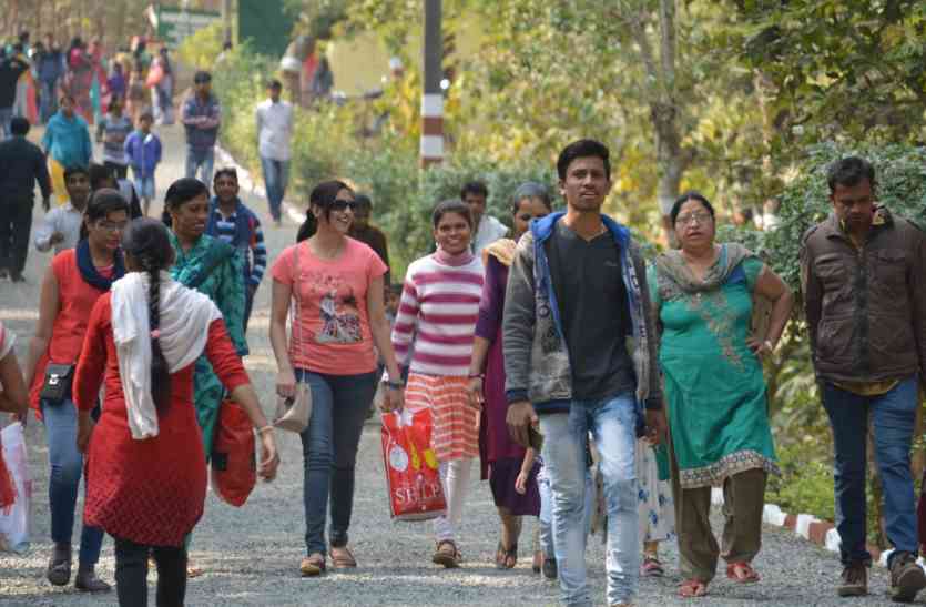 Balaghat स्नान ध्यान कर की सूर्यदेवता की पूजा