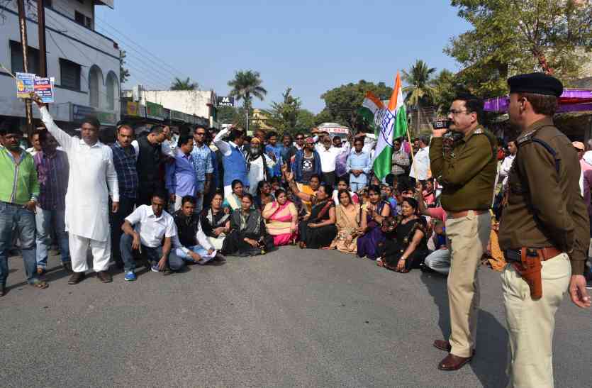 nigam news सड़क पर बैठी महिलाएं, कुर्सी रखकर व टायर जलाकर किया चक्काजाम