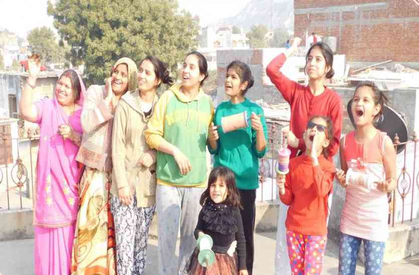 makar sankranti सुबह से ही आसमां में दिनभर इठलाई पतंगें