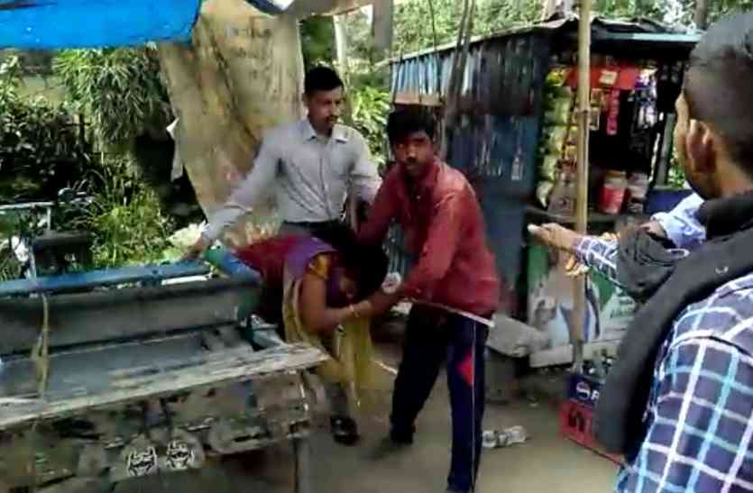 बीच बाजार में पति-पत्नी की फाइट, लोगों ने देखे लाइव नजारे बीच बाजार में पति-पत्नी की फाइट, लोगों ने देखे लाइव नजारे